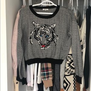 Sweater. Tiger head front